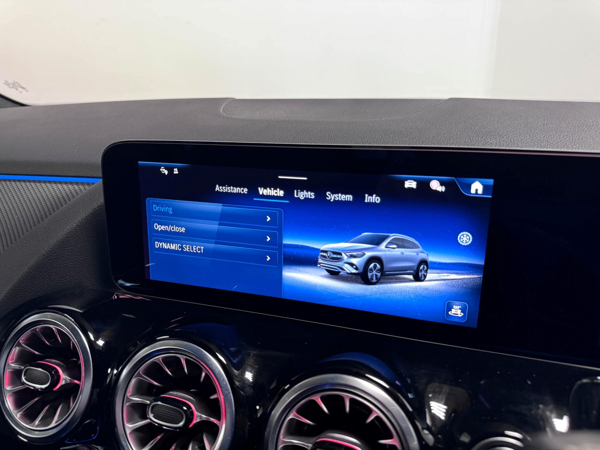 Mercedes-Benz Gla view 54