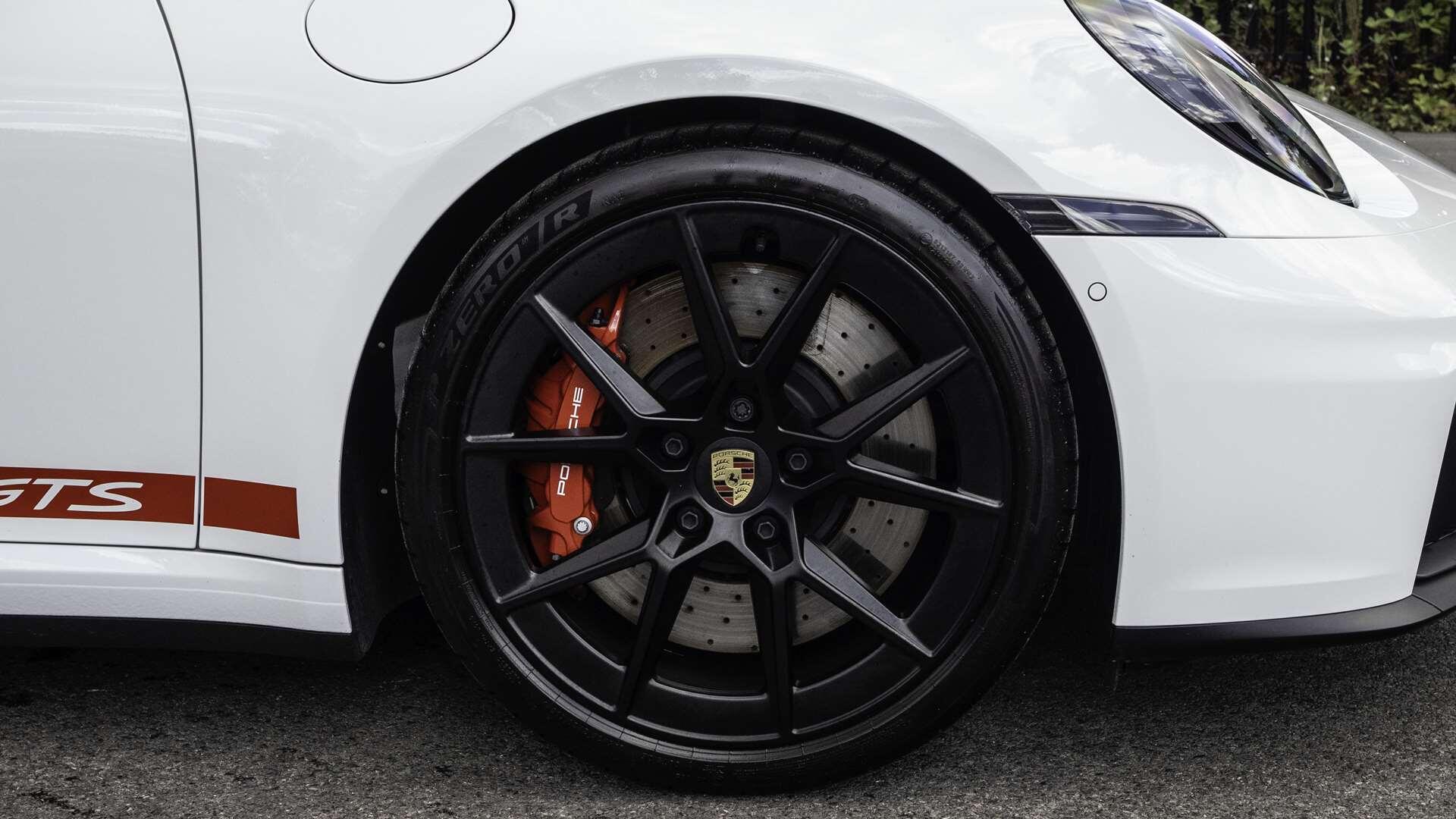 Porsche 911 view 6