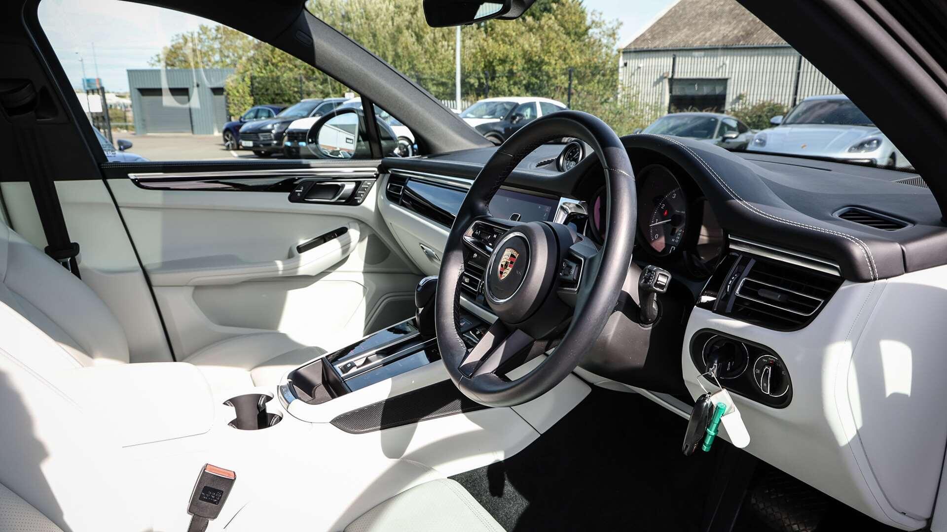 Porsche Macan view 12