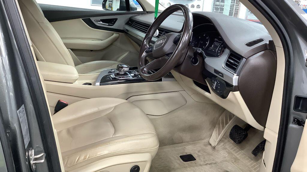 Audi Q7 view 3
