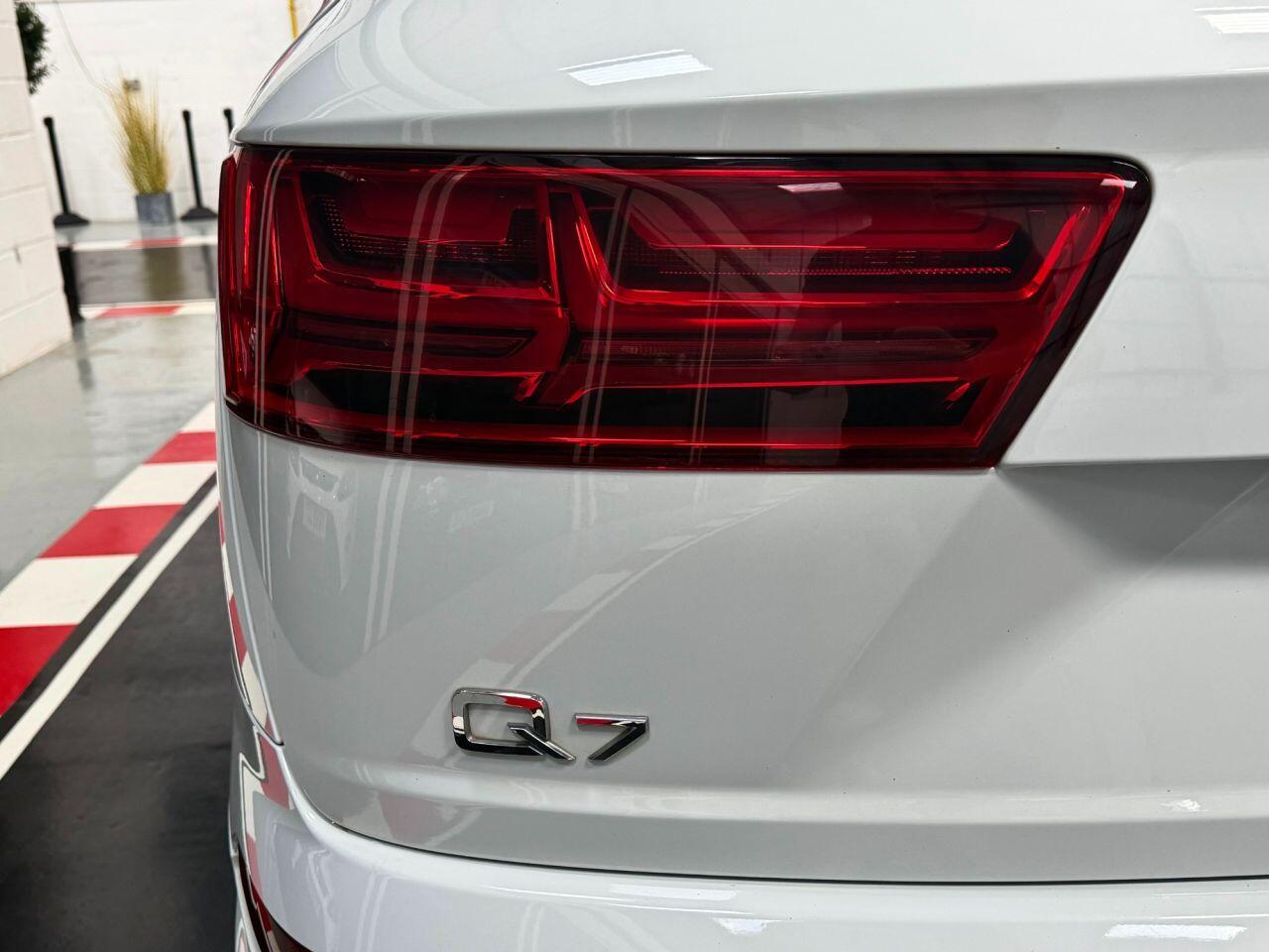 Audi Q7 view 15