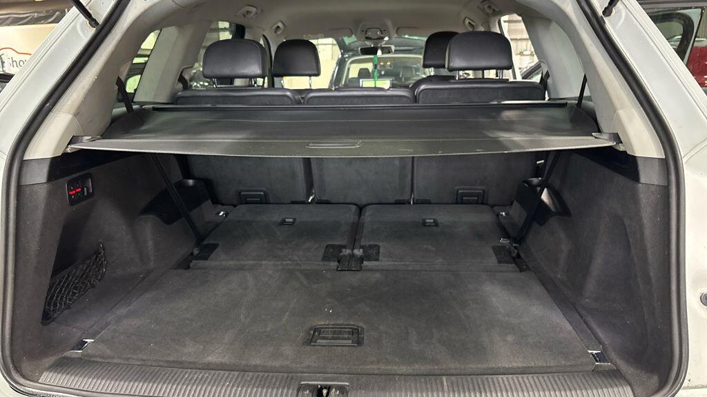 Audi Q7 view 10
