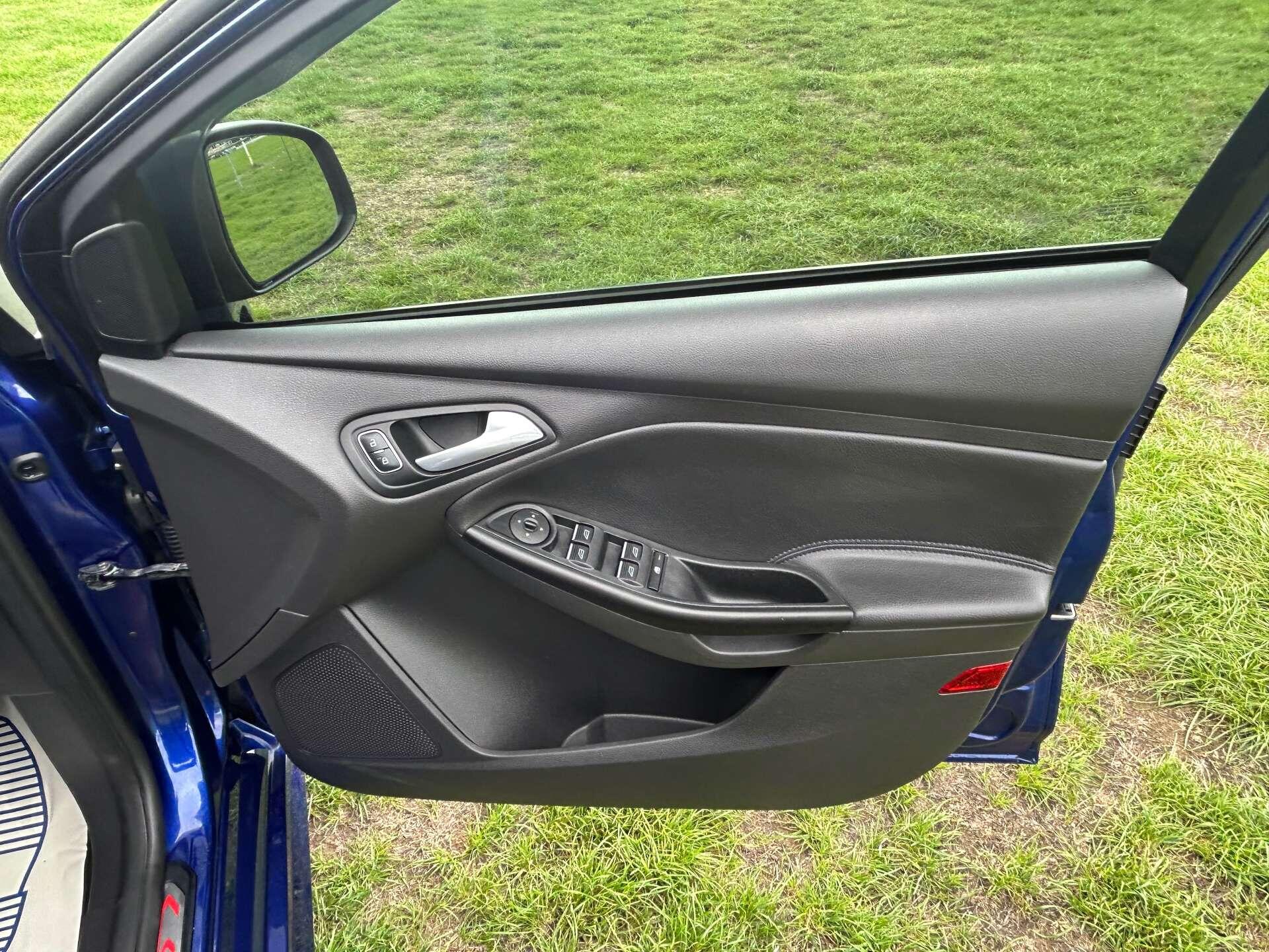 Ford Focus view 14