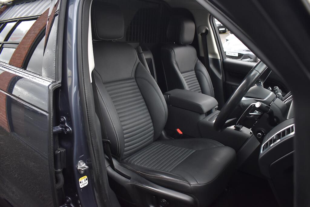 Land Rover Discovery 3 view 9