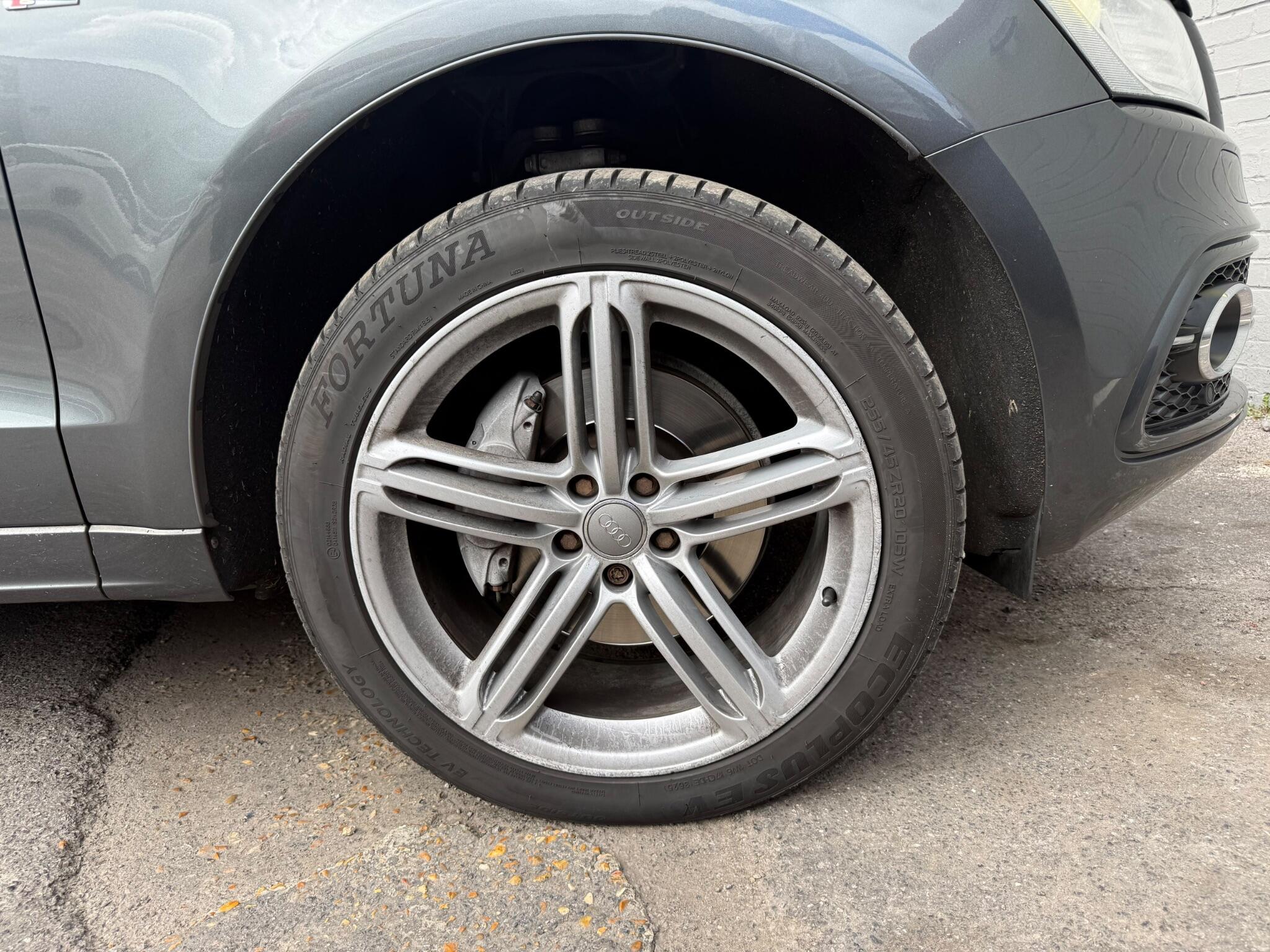 Audi Q5 view 23