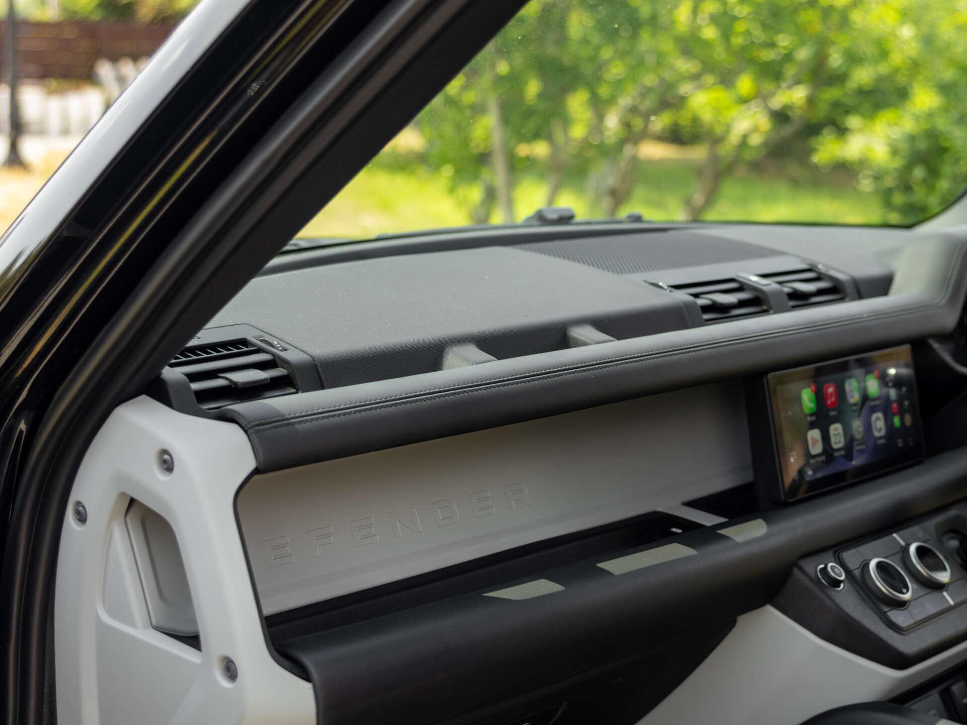 Land Rover Defender view 31