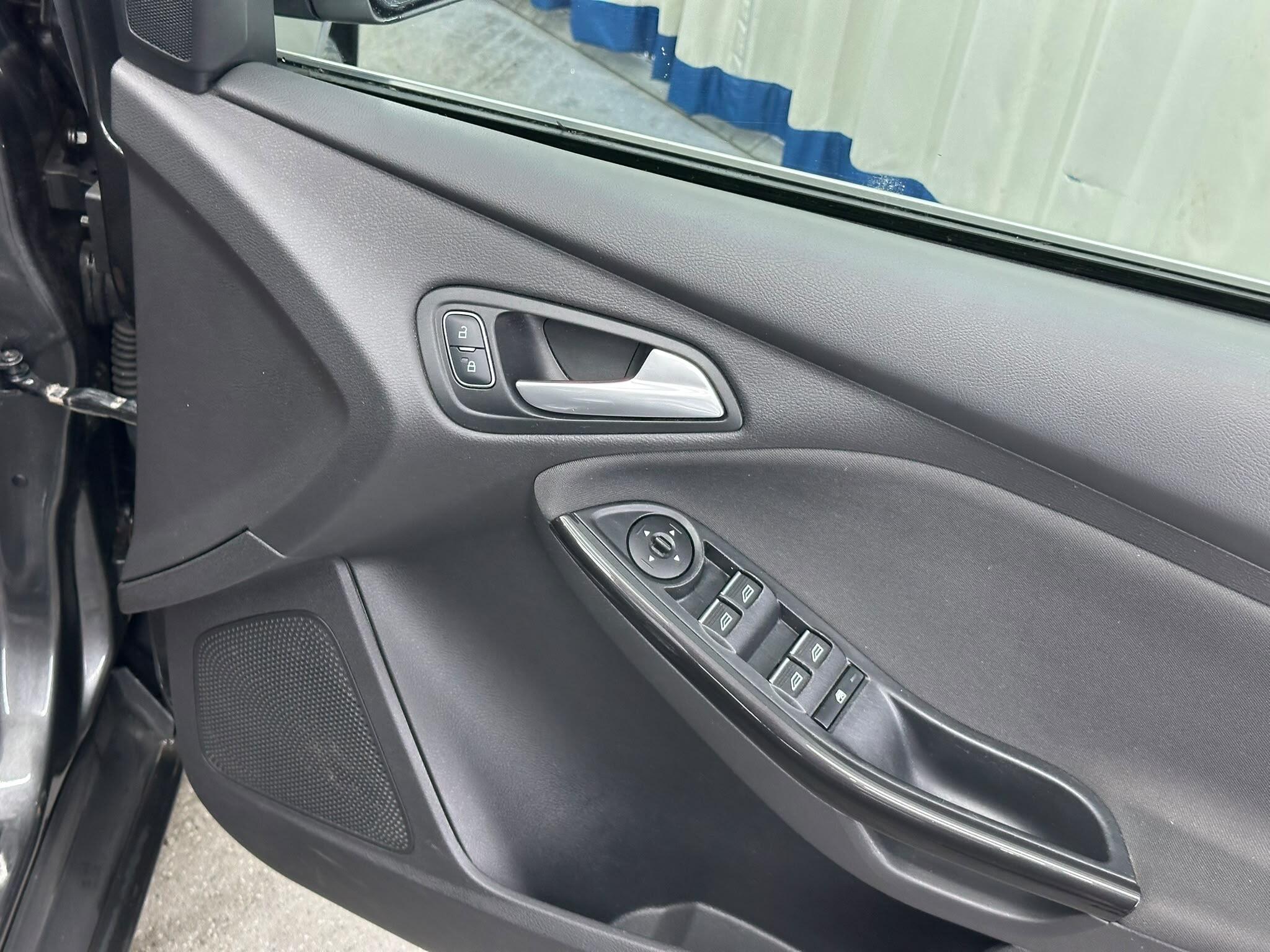 Ford Focus view 40