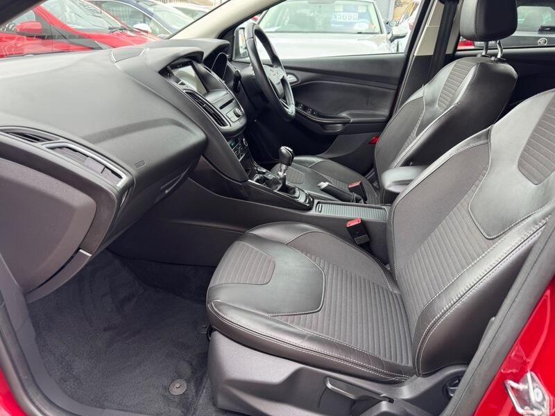 Ford Focus view 16