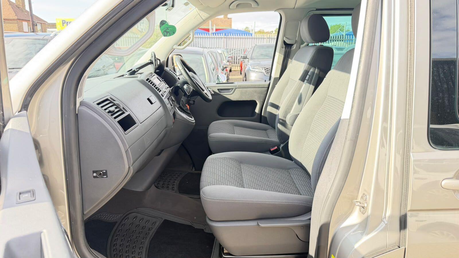 Volkswagen Caravelle view 12