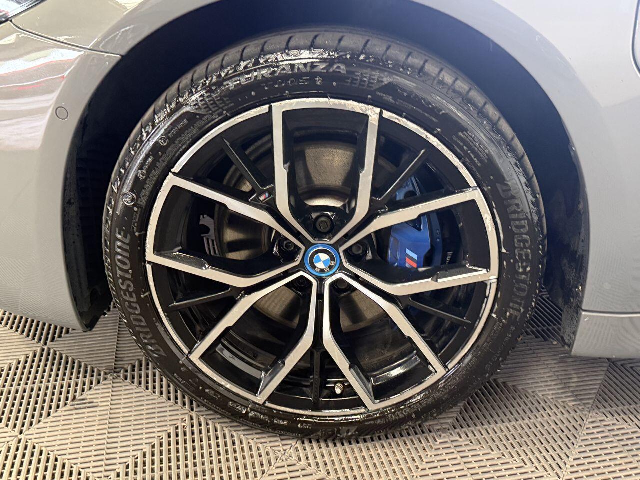 BMW 5 Series view 21