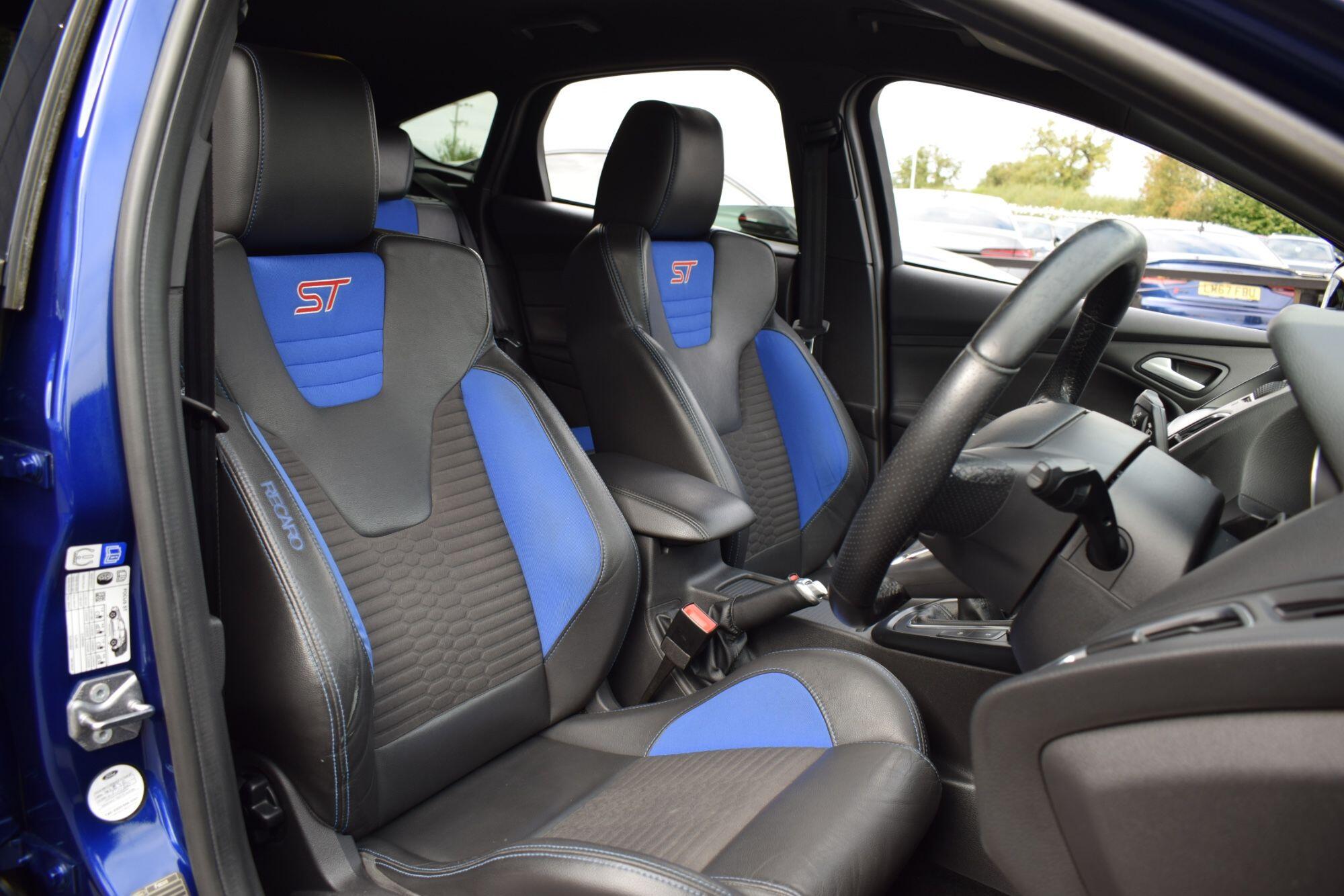 Ford Focus view 16