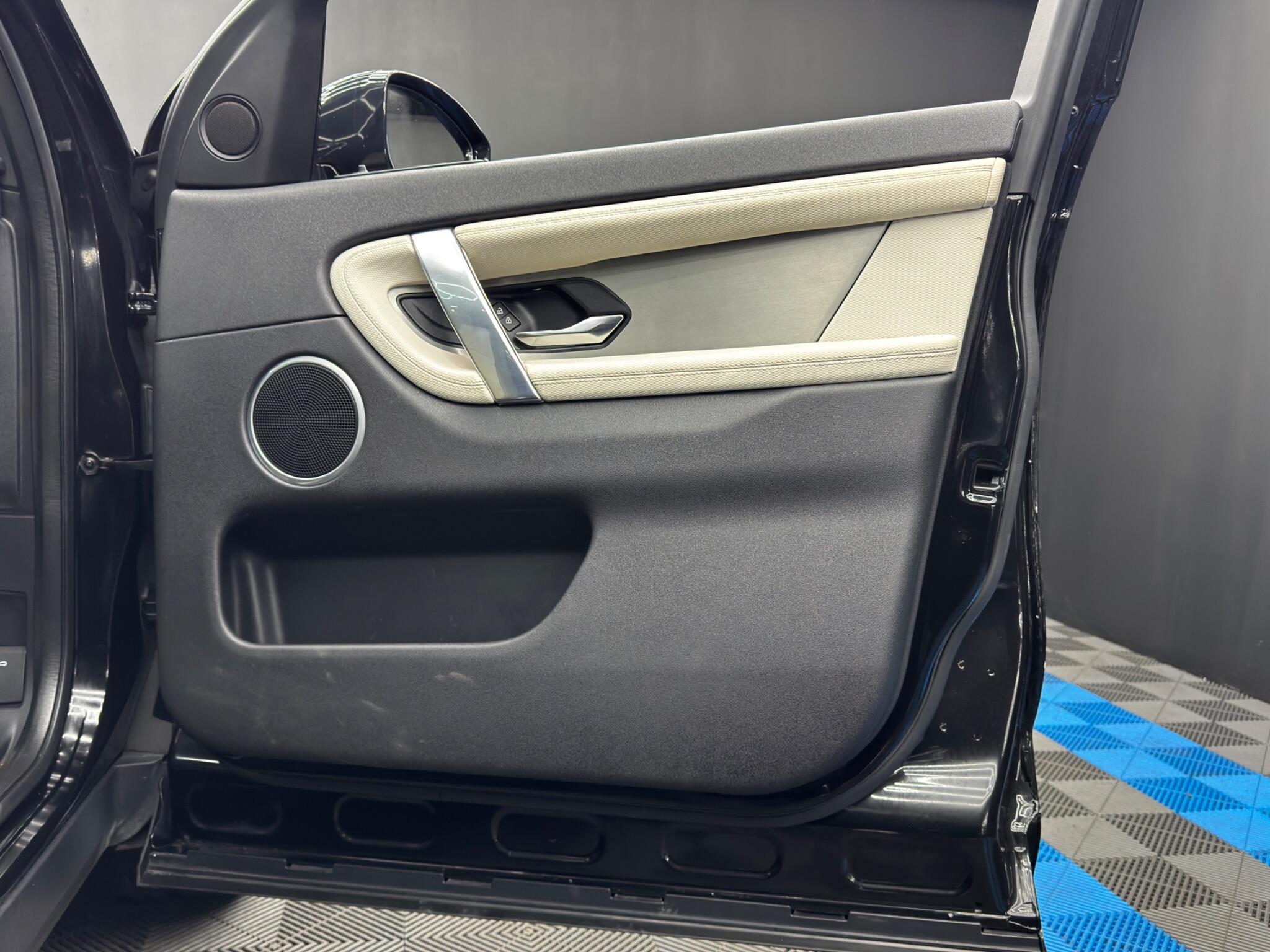 Land Rover Discovery Sport view 41