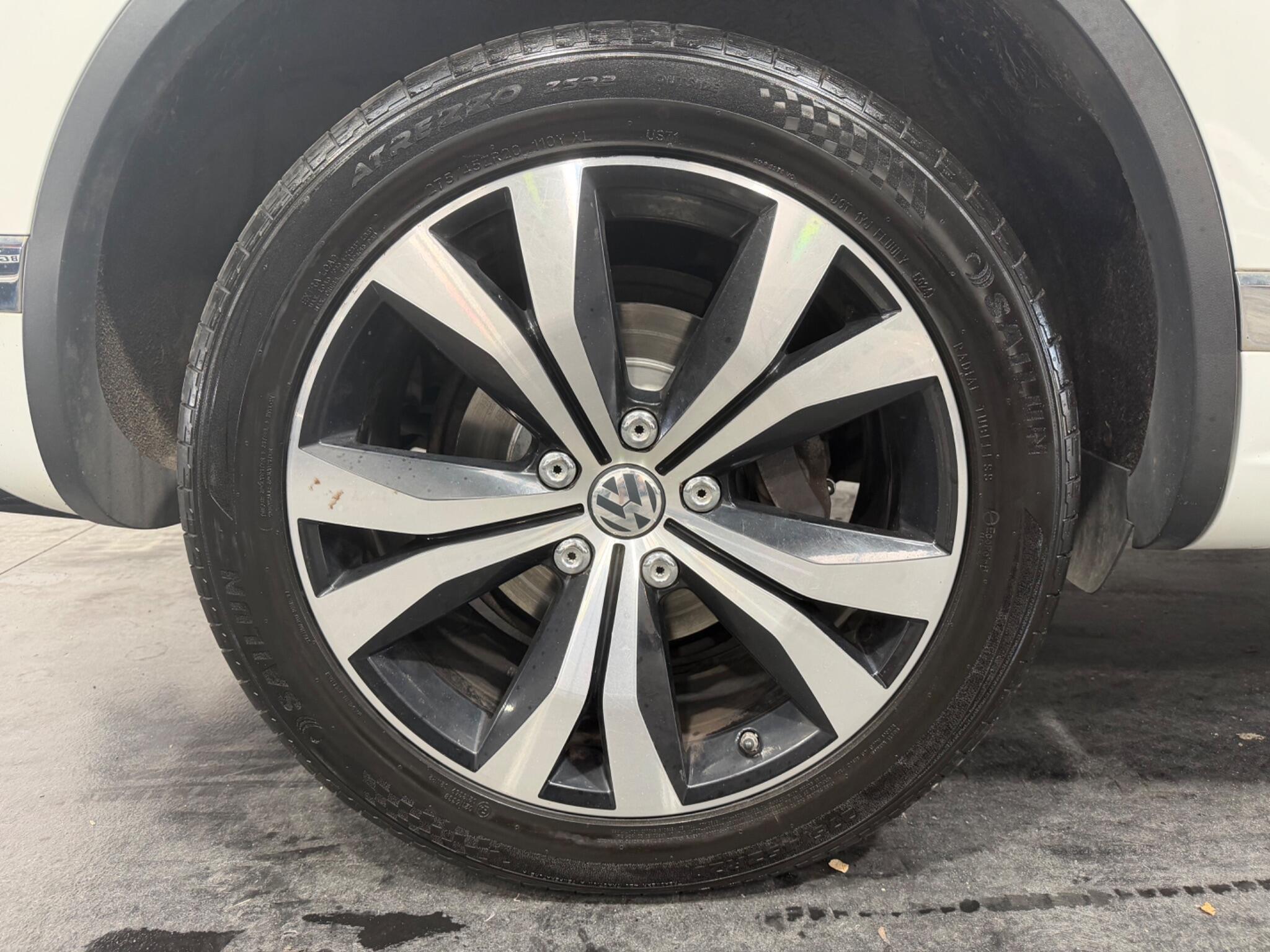 Volkswagen Touareg view 18