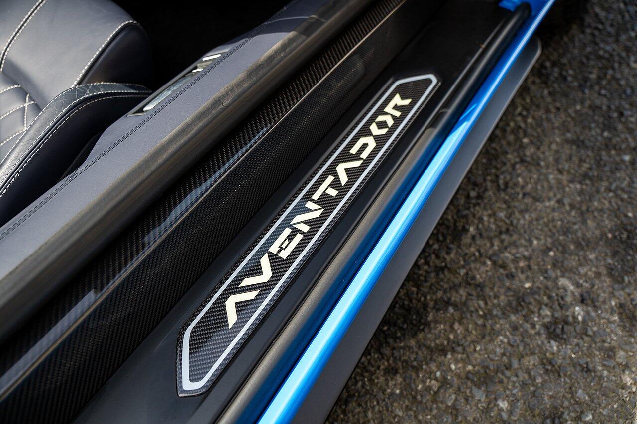 Lamborghini Aventador view 58
