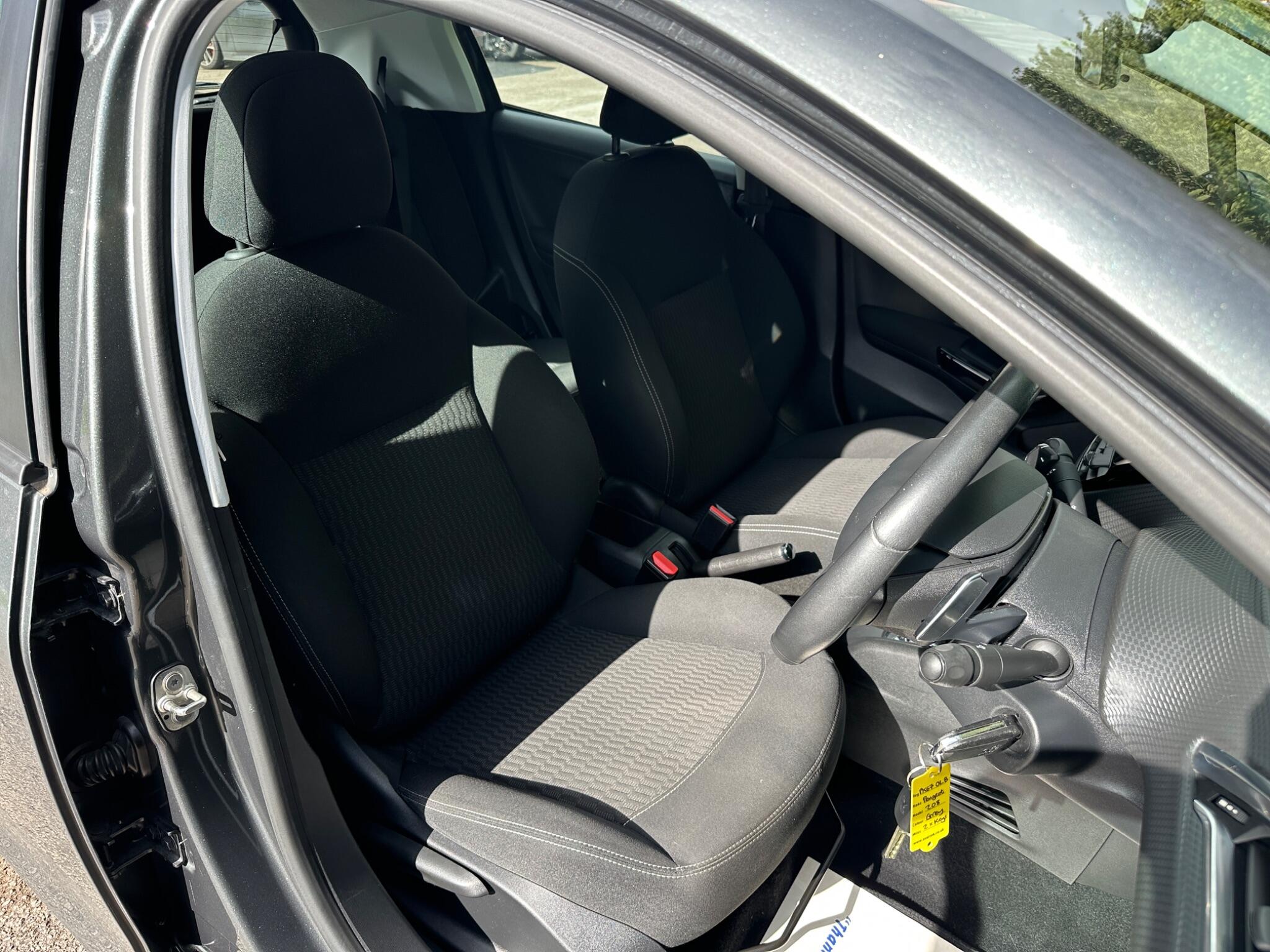 Peugeot 208 view 11