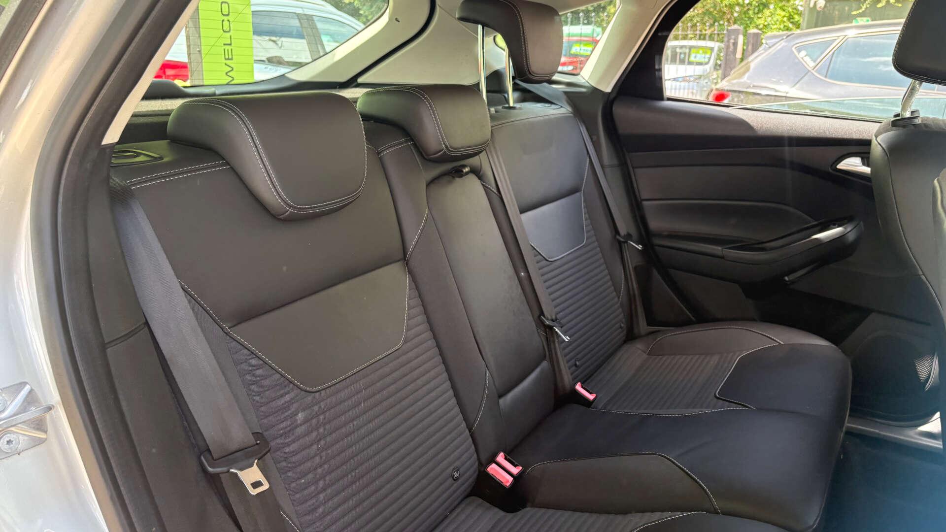 Ford Focus view 10