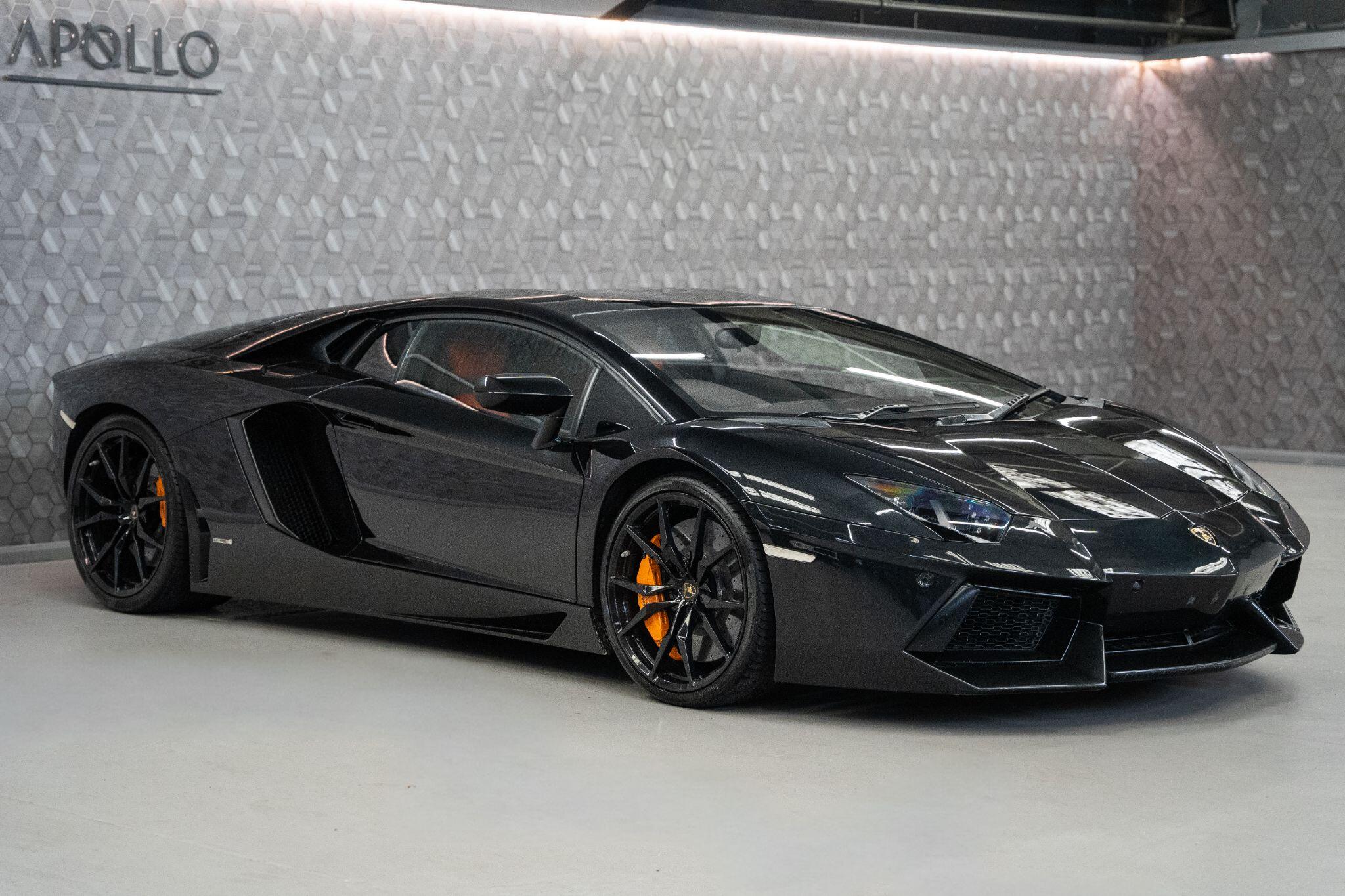 Lamborghini Aventador view 7
