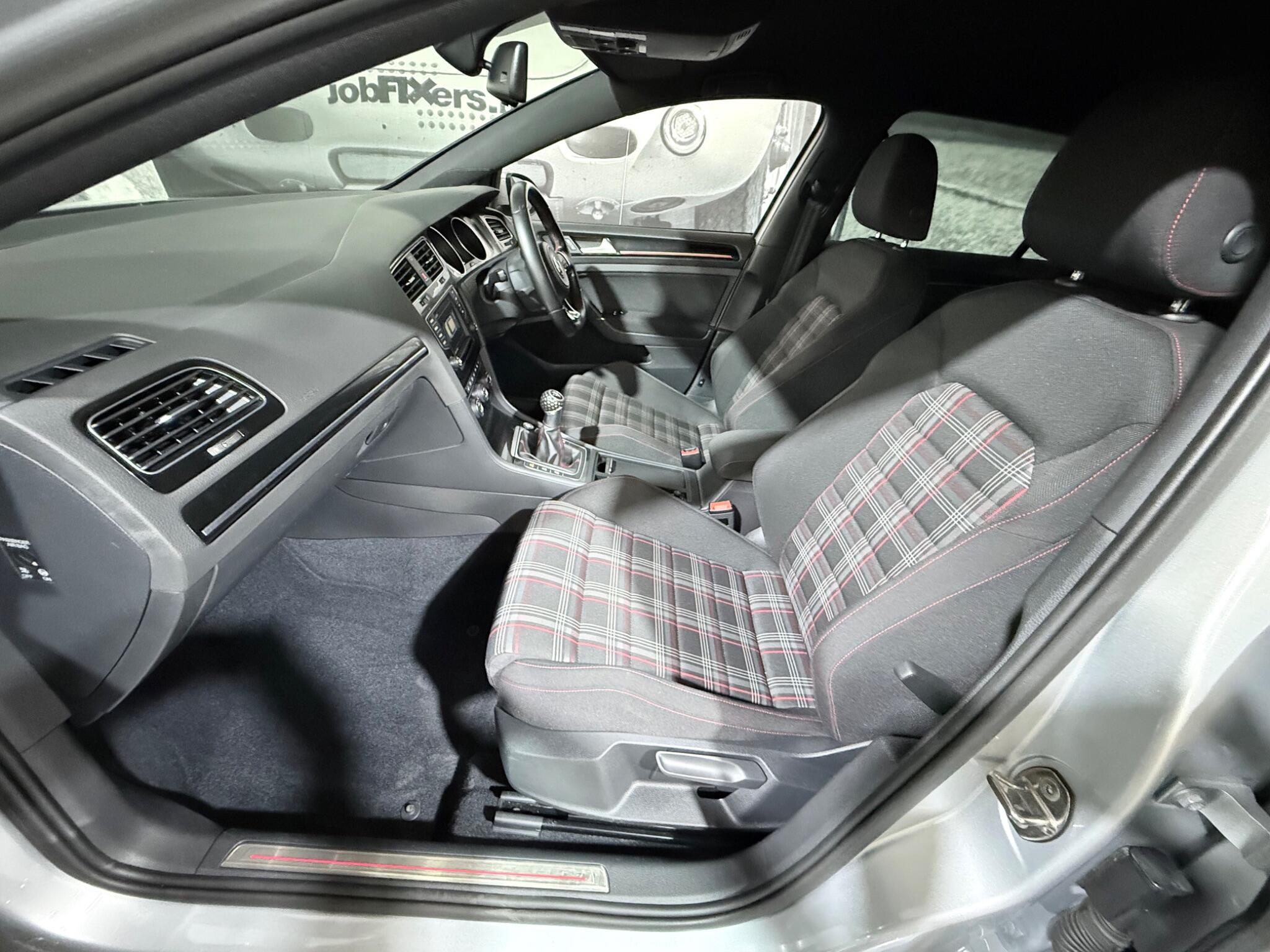 Volkswagen Golf view 6