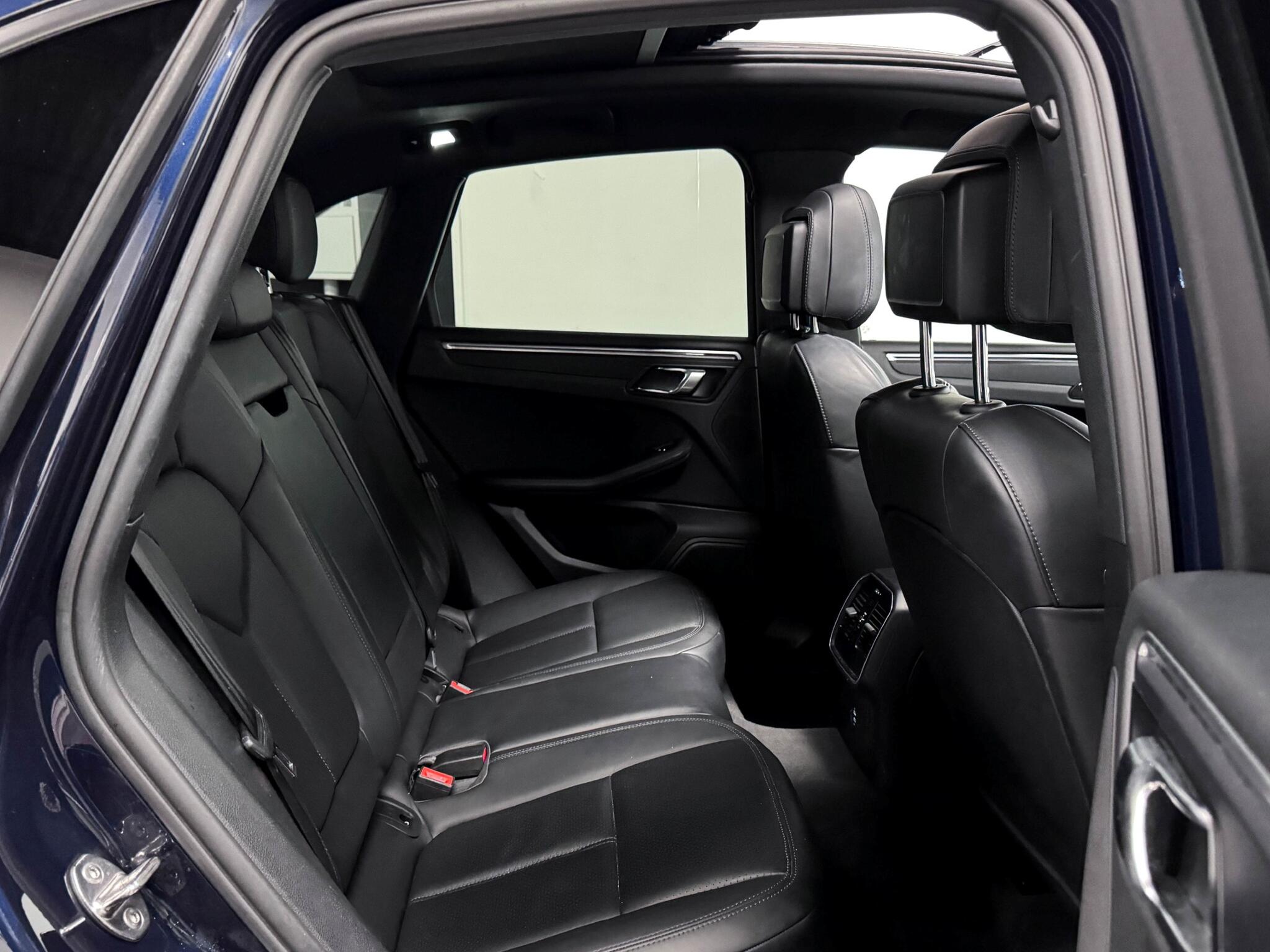 Porsche Macan view 11