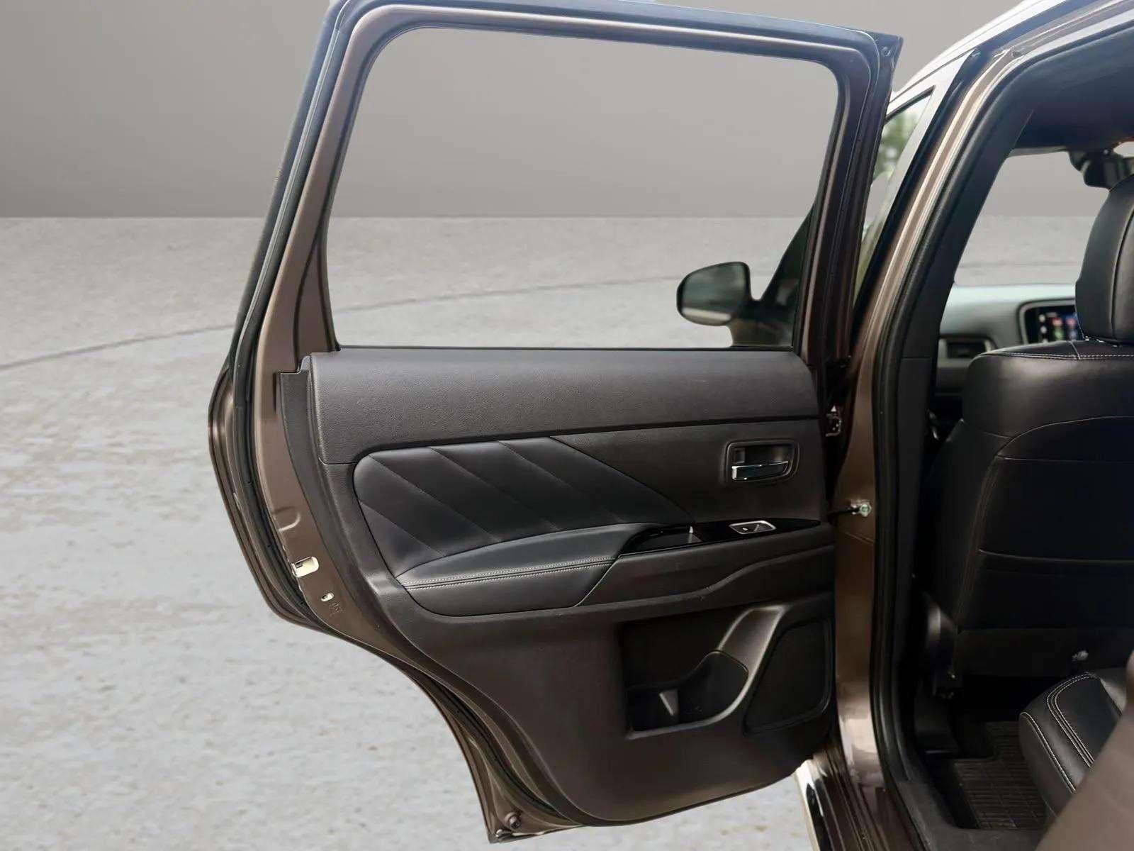 Mitsubishi Outlander view 50