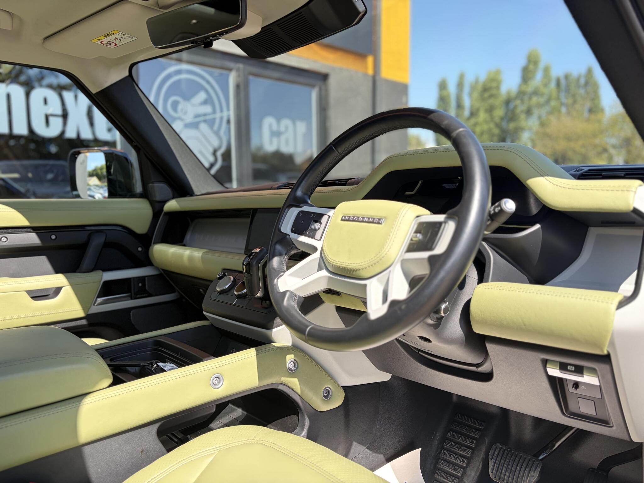 Land Rover Defender 110 view 17