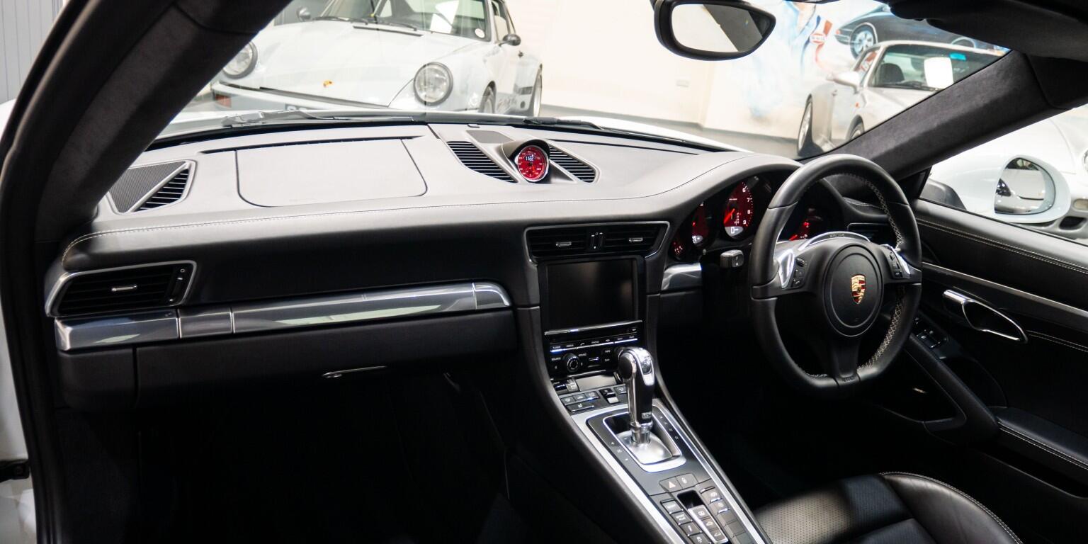 Porsche 911 view 17