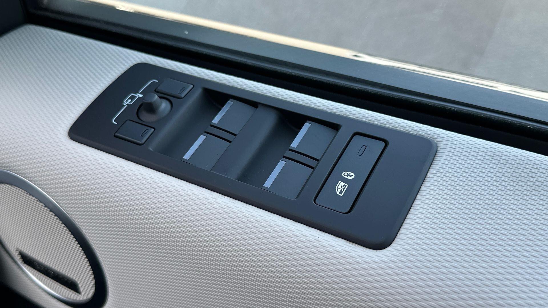 Land Rover Discovery view 14