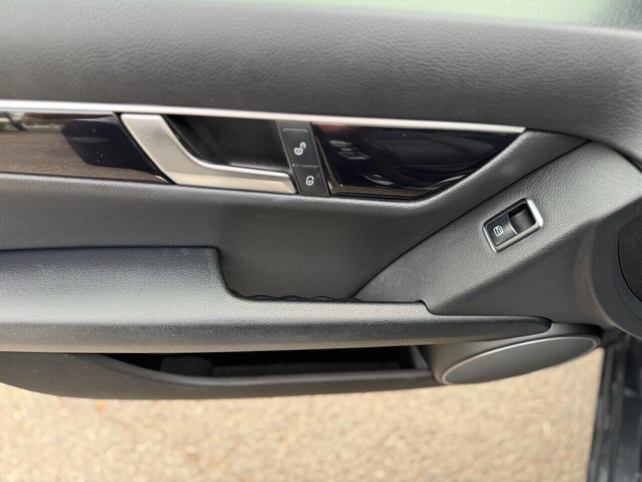 Mercedes-Benz C-Class view 24