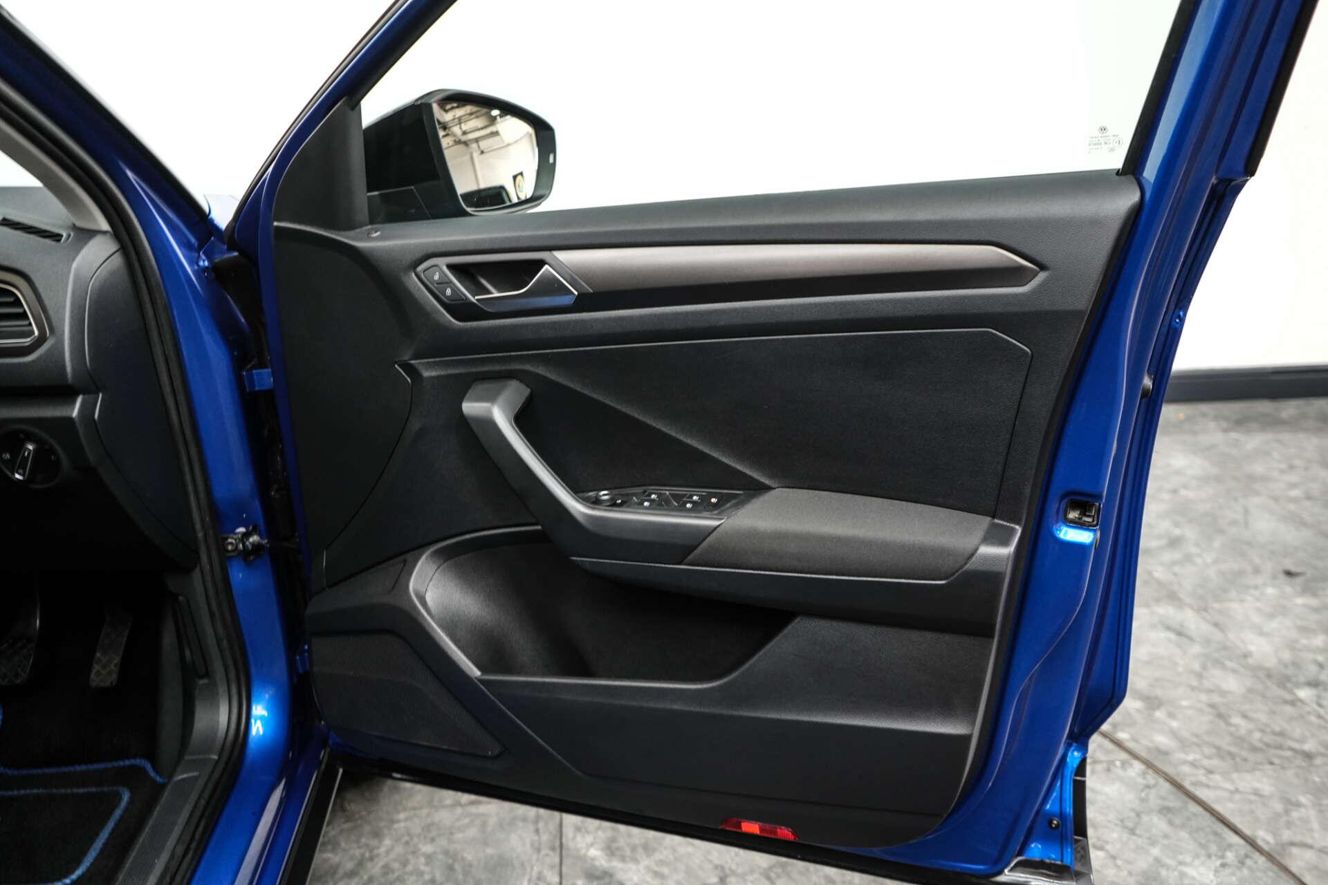 Volkswagen T-Roc view 22