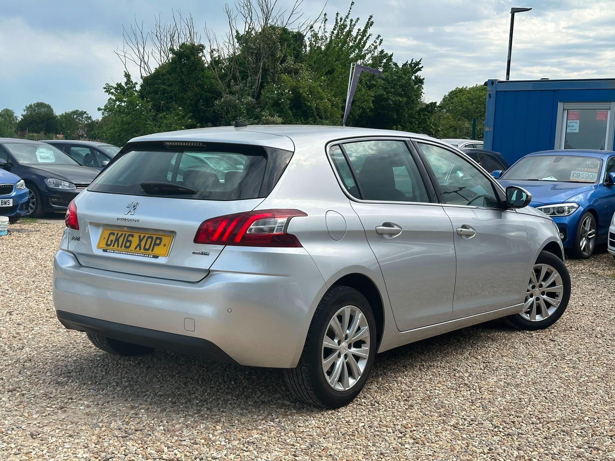 Peugeot 308 view 3