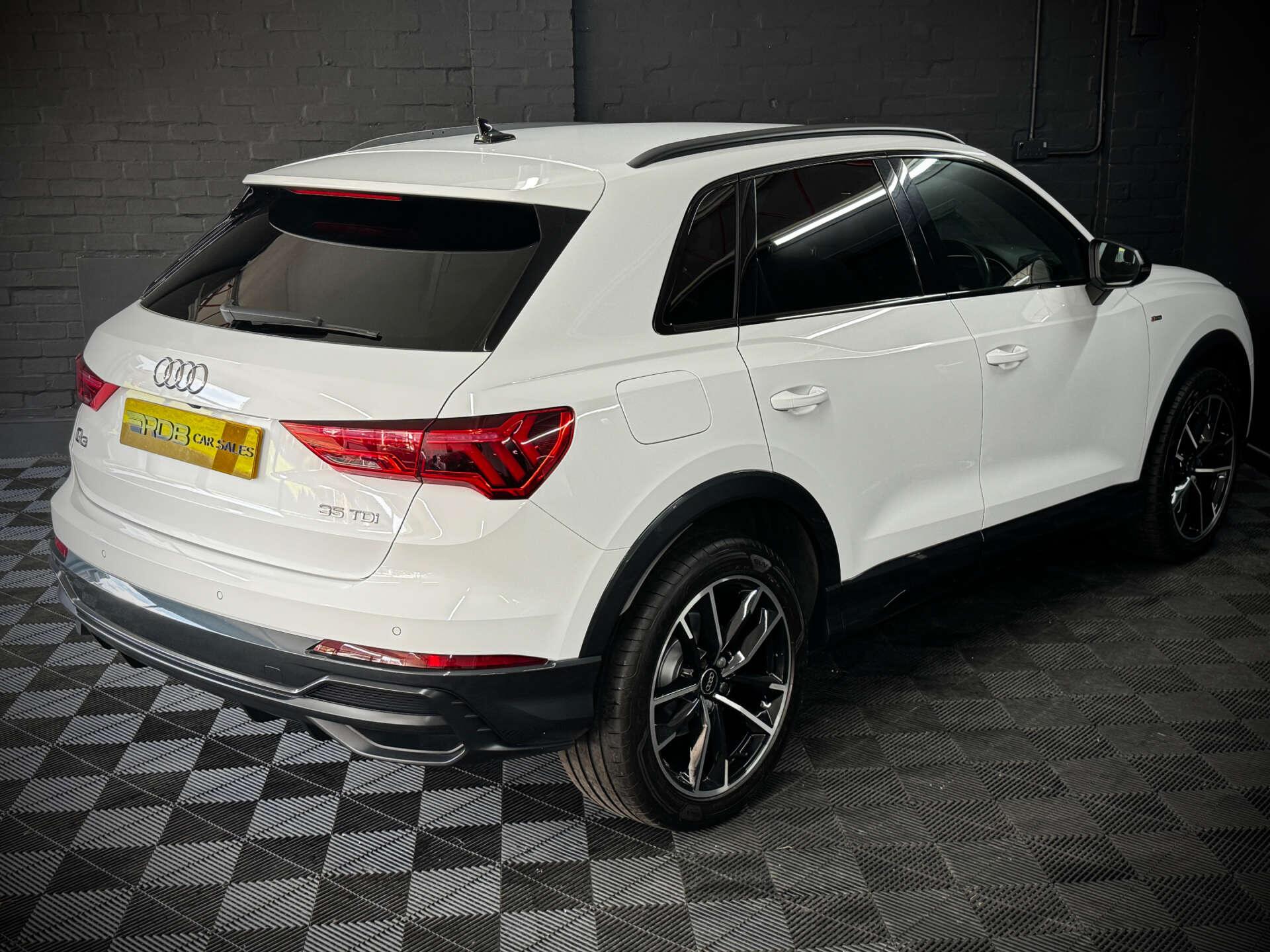 Audi Q3 view 21