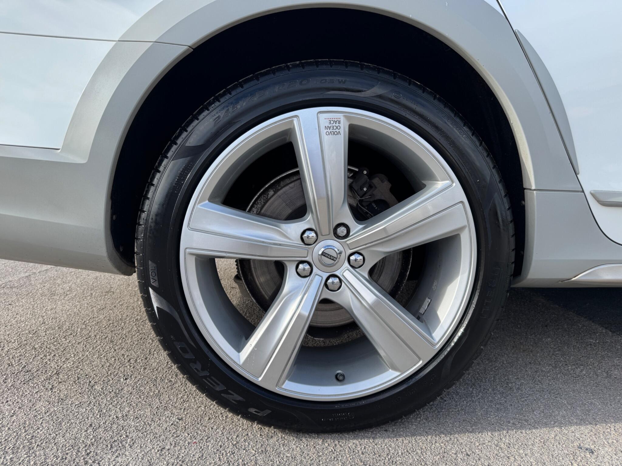 Volvo V90 Cross Country view 5