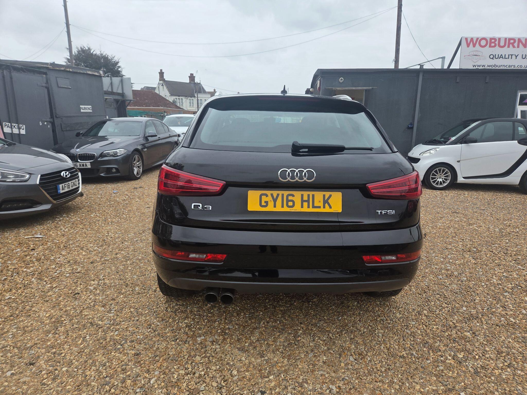 Audi Q3 view 22
