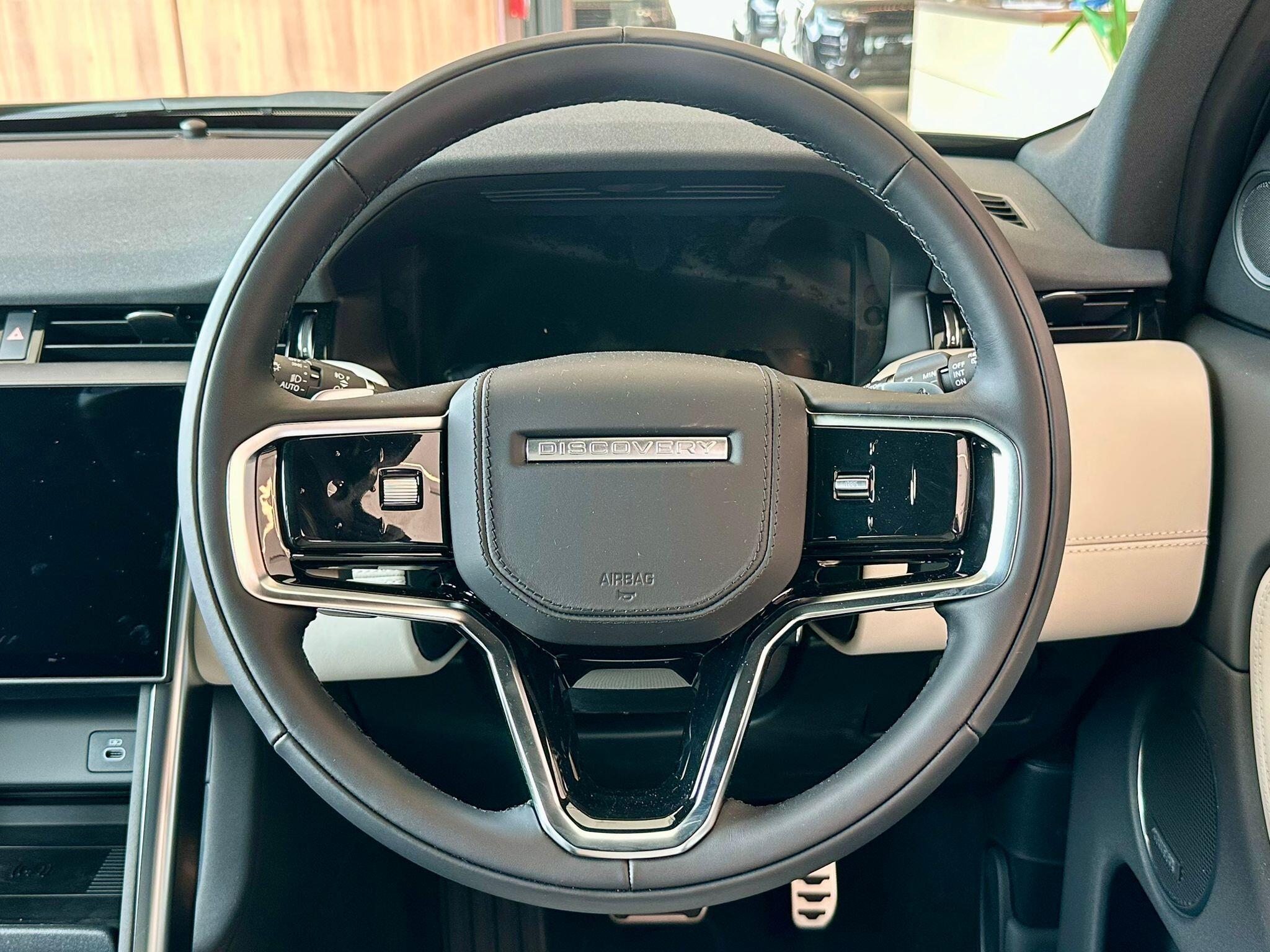 Land Rover Discovery Sport view 6