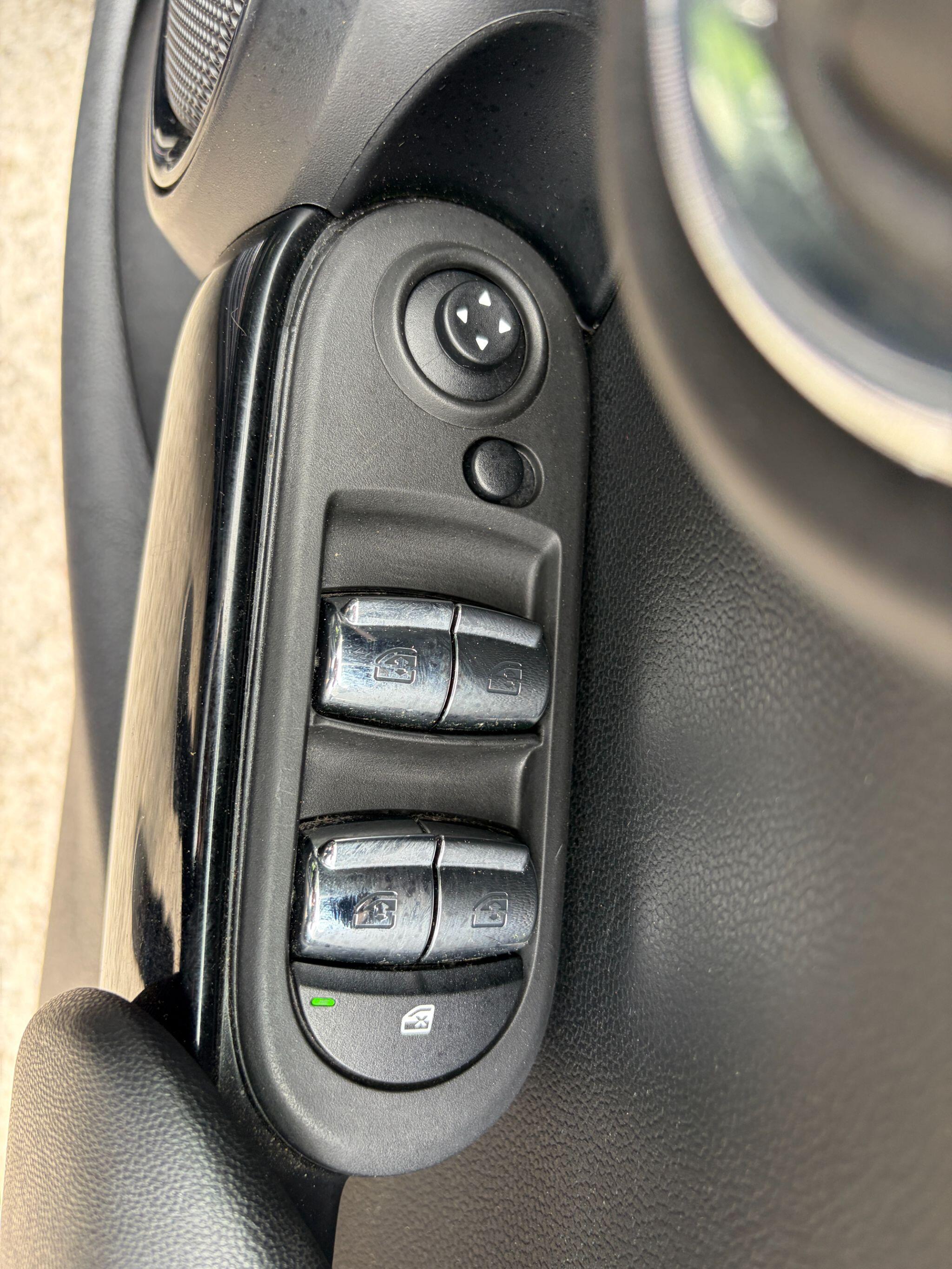 Mini Hatch view 33