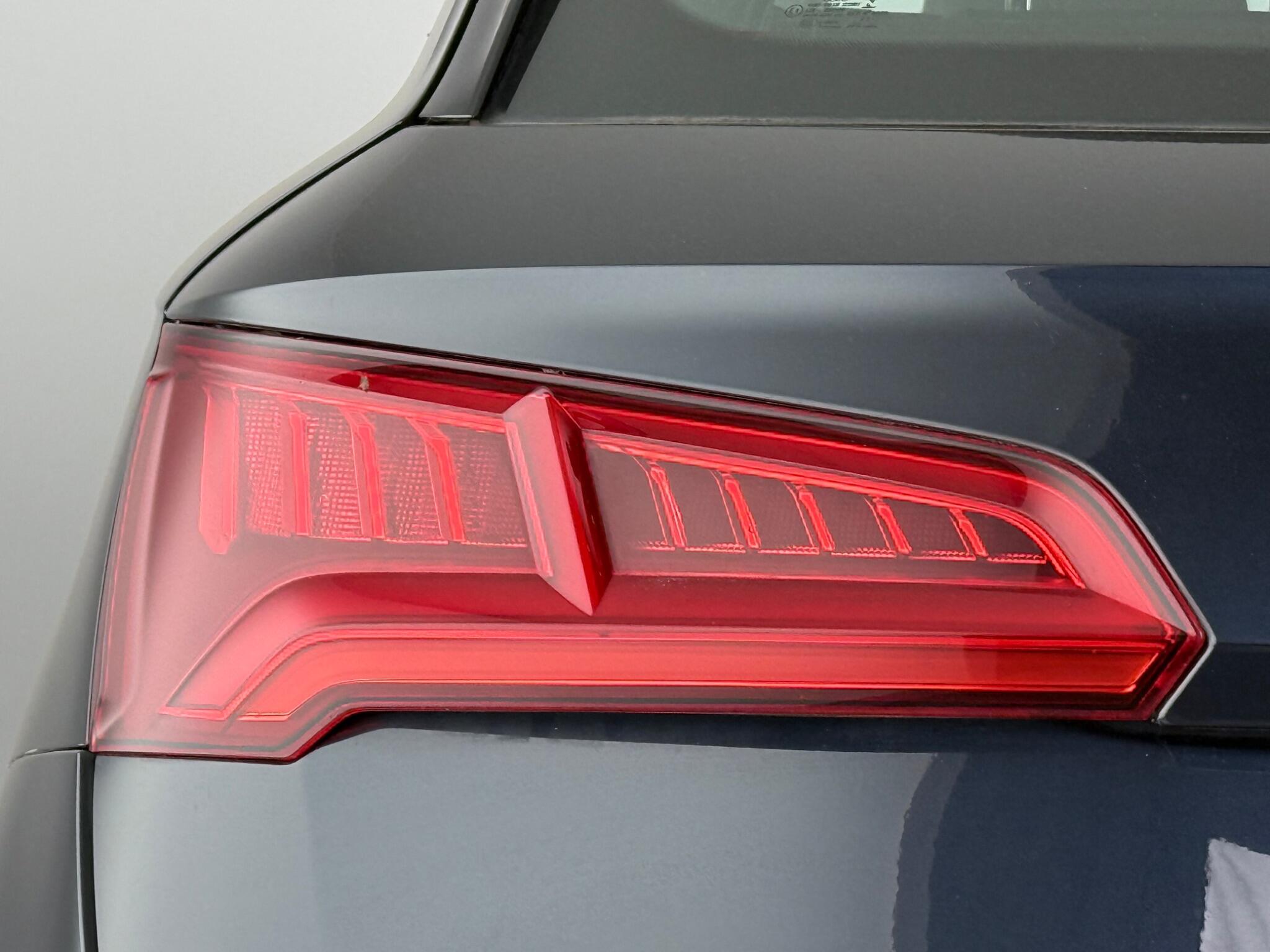 Audi Q5 view 12