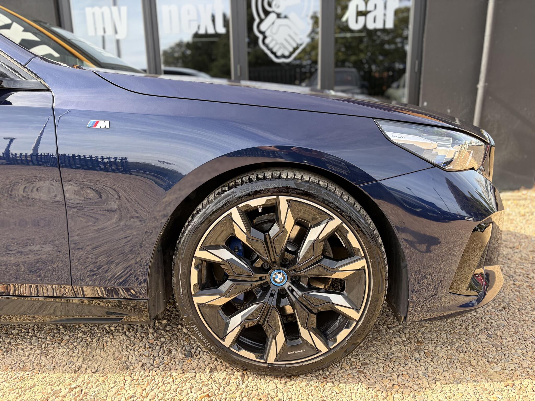 BMW 5 Series view 16