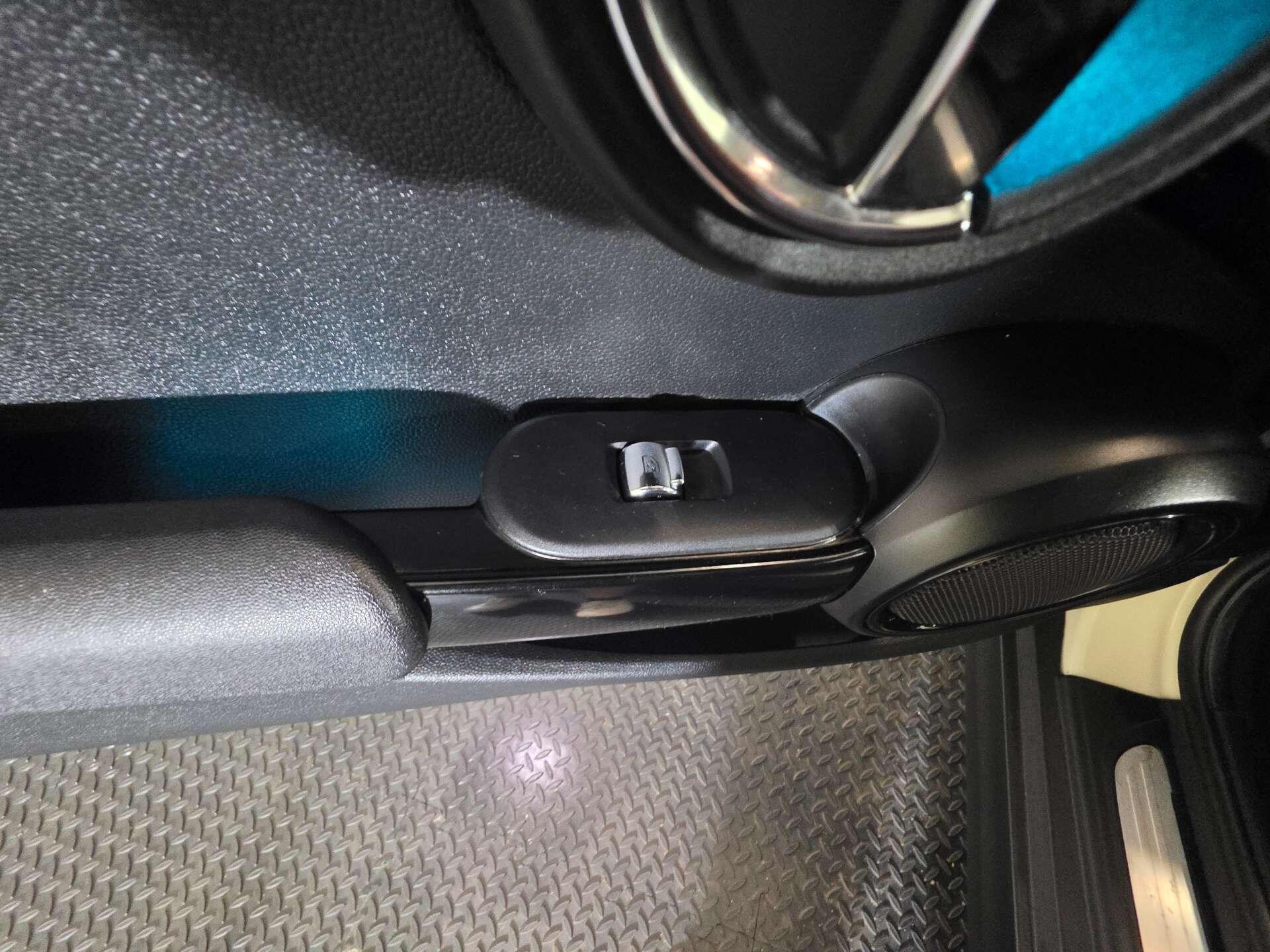Mini Hatch view 43