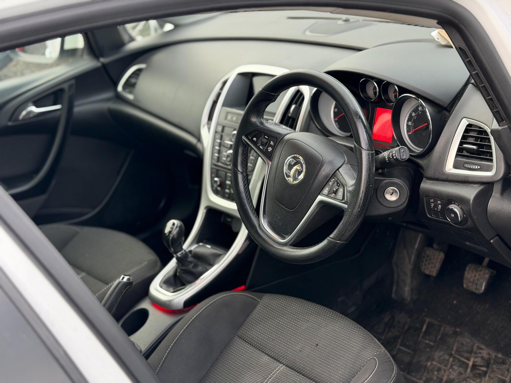 2015 Vauxhall Astra 1.6i Tech Line GT Euro 6 5dr image 16