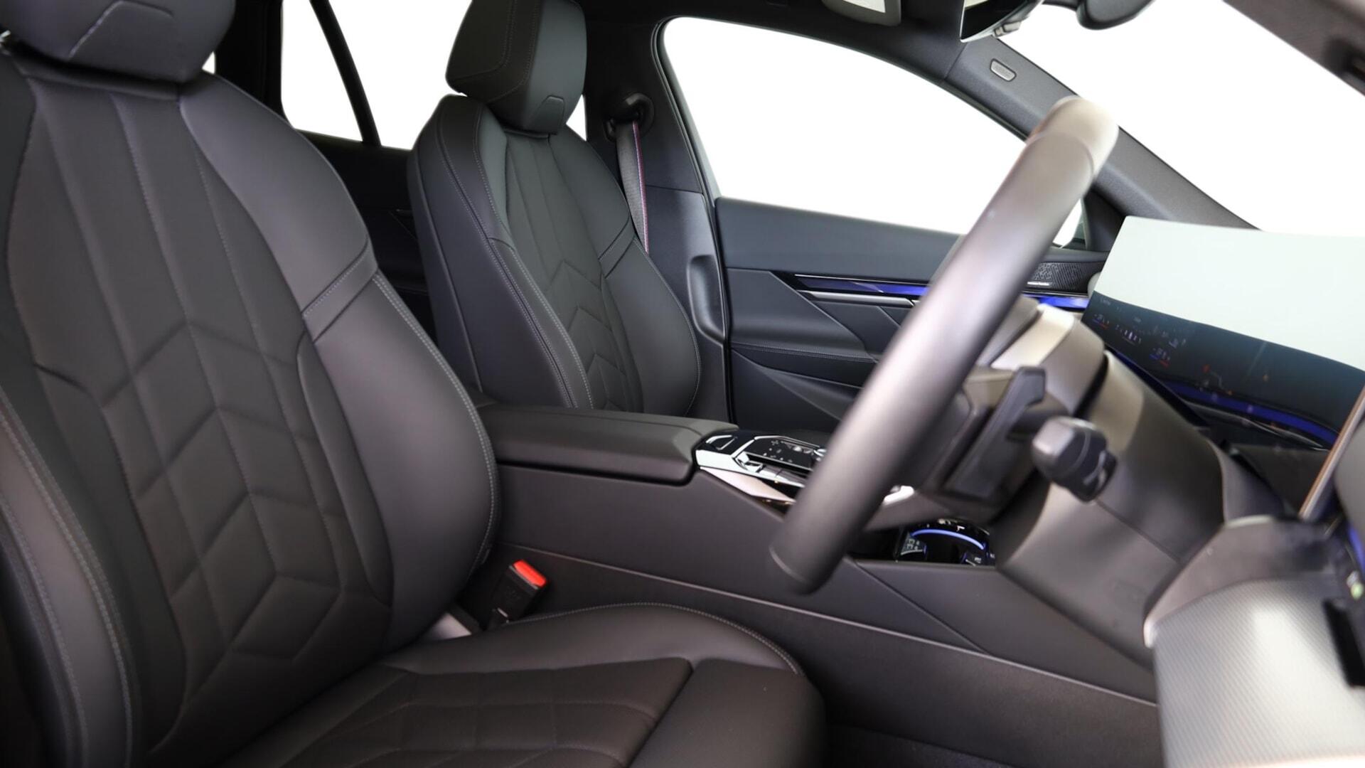 BMW 5 Series view 11