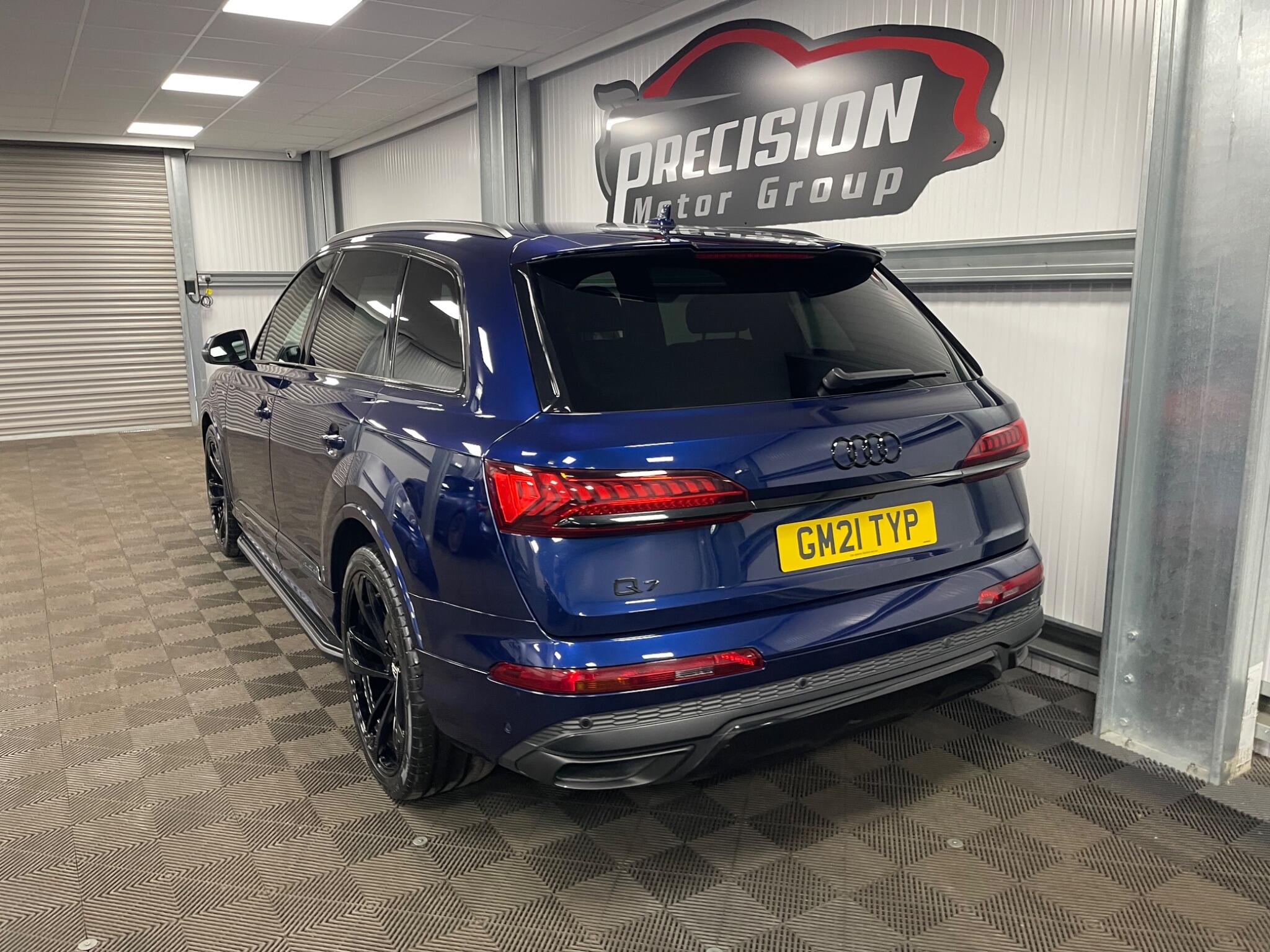 Audi Q7 view 7