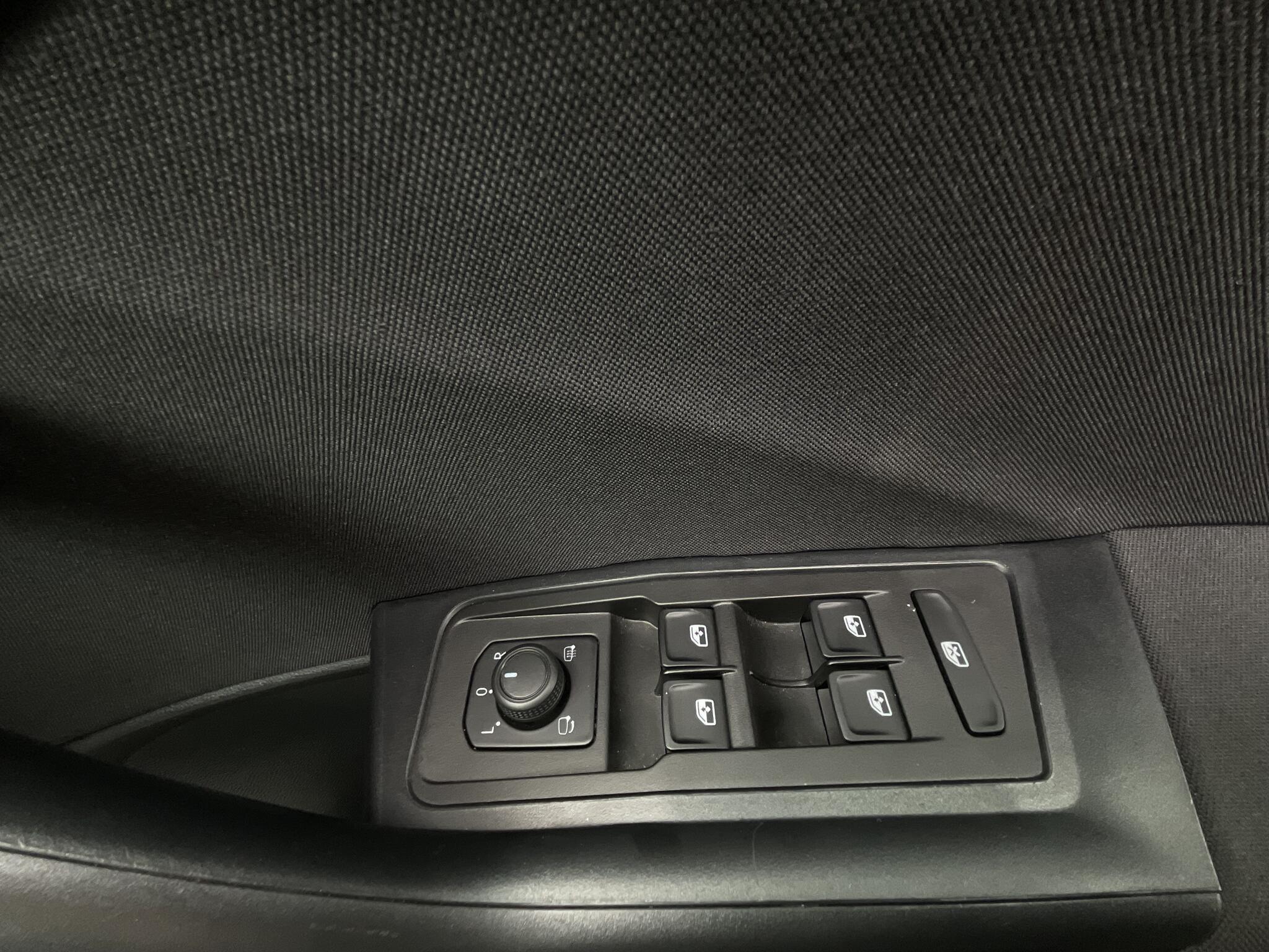 Volkswagen T-Roc view 33