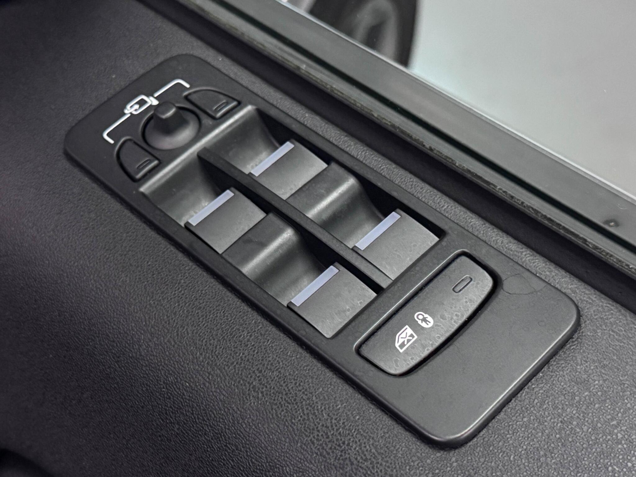 Land Rover Discovery Sport view 19