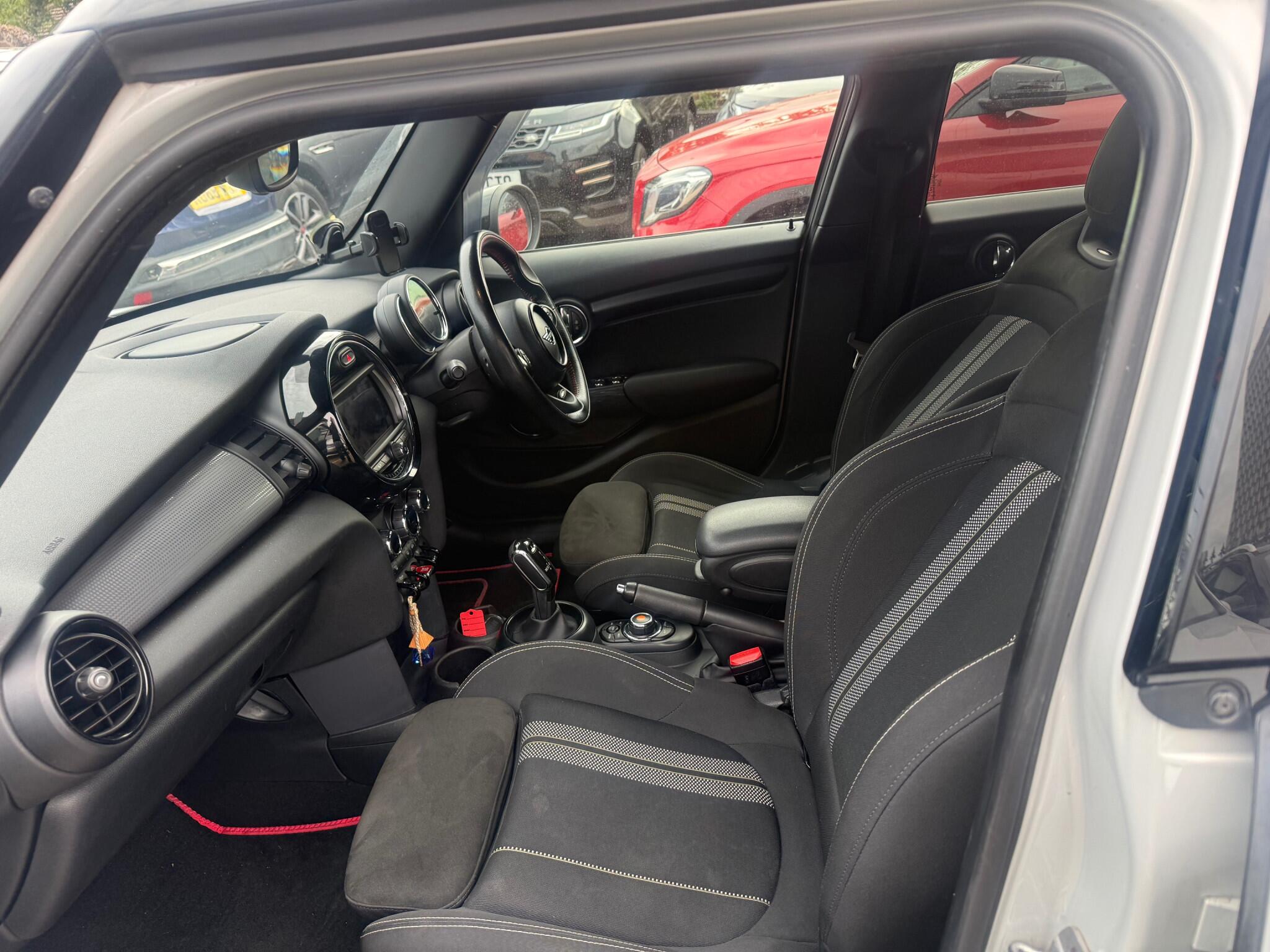 Mini Hatch view 8