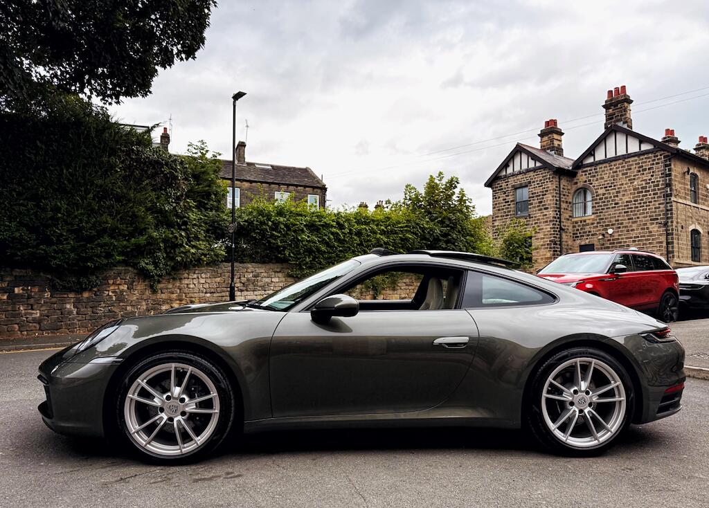 Porsche 911 view 11