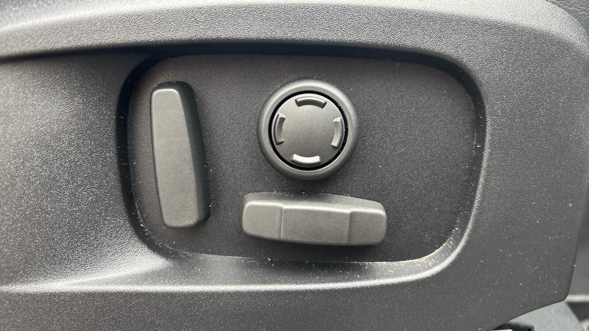 Land Rover Defender view 43