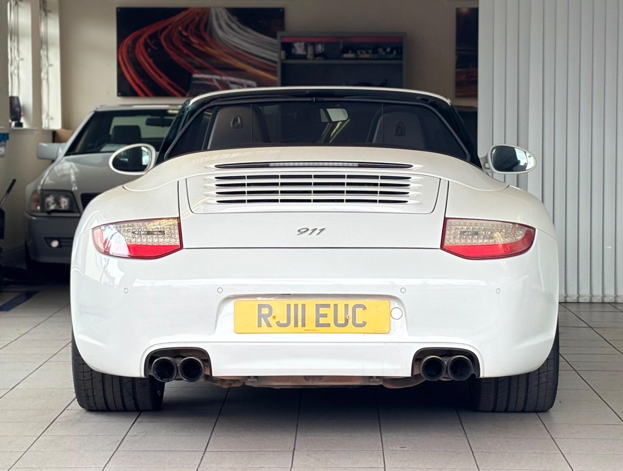 Porsche 911 view 10
