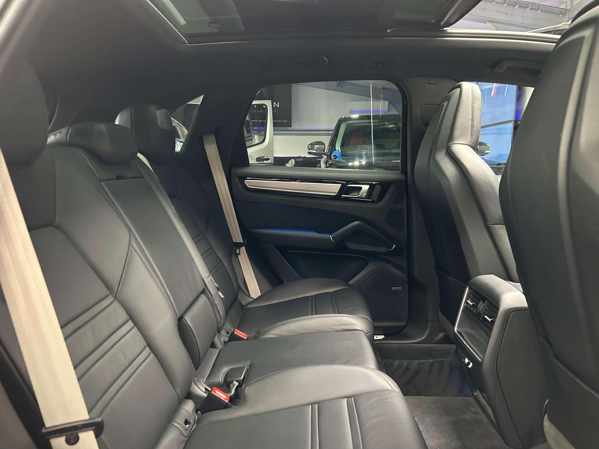 Porsche Cayenne view 31
