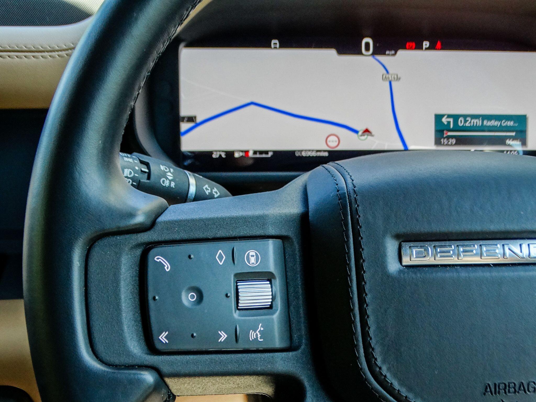 Land Rover Defender 110 view 39