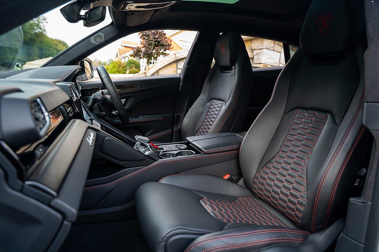 Lamborghini Urus view 77